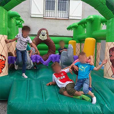  château gonflable jungle palmier