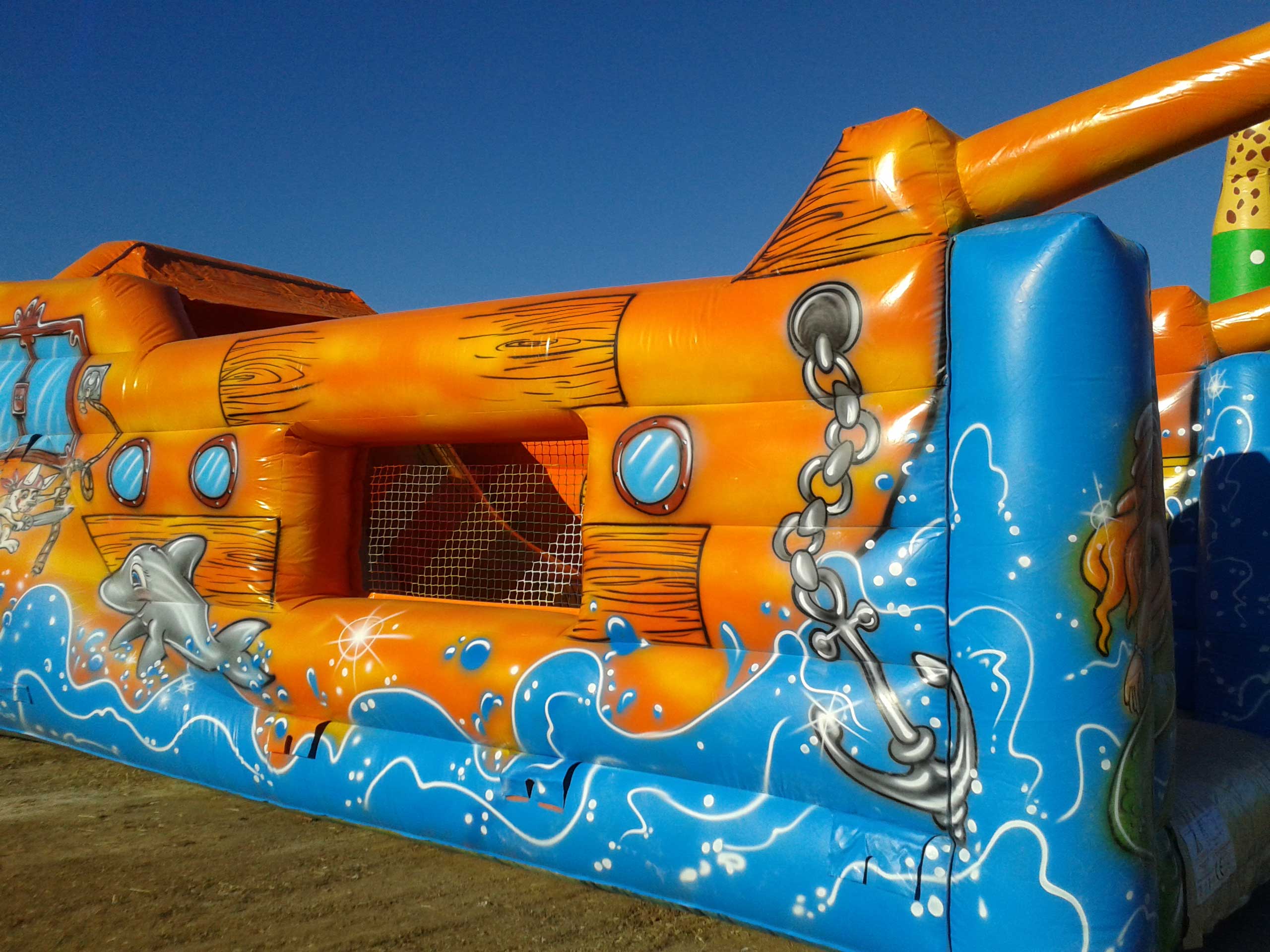 Bateau pirate de profil
